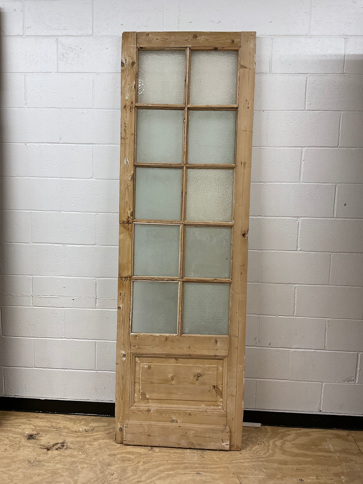 2404633 Single Glass Door w/Mixed Pattern Glass